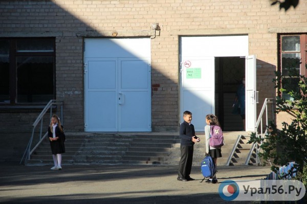 
По всей России ученики стоят в очередях перед школами из-за проверки температуры. Как с этим обстоят дела в Орске? 		