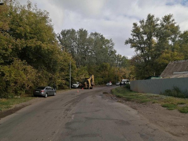 В Оренбурге погрузчик-экскаватор въехал в легковушку