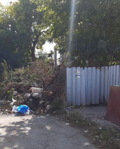 В центре Оренбурга люди живут по соседству с горой мусора