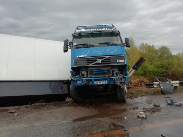 Под Оренбургом большегруз с прицепом столкнулся с легковушкой