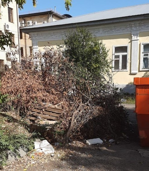 В центре Оренбурга люди живут по соседству с горой мусора