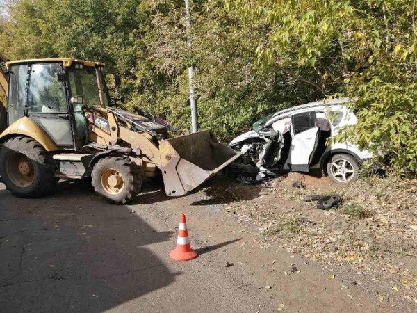 В Оренбурге погрузчик-экскаватор въехал в легковушку
