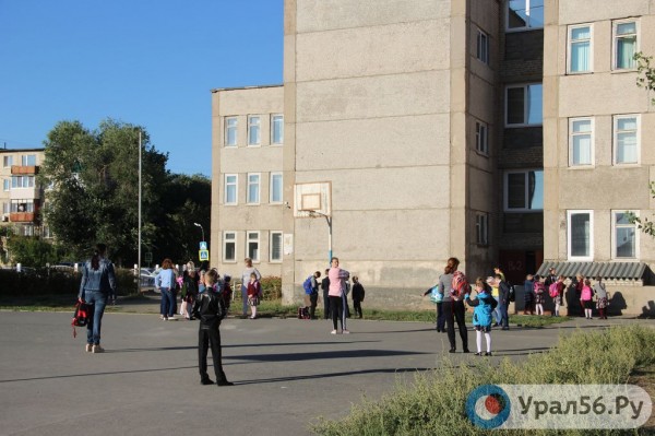
По всей России ученики стоят в очередях перед школами из-за проверки температуры. Как с этим обстоят дела в Орске? 		