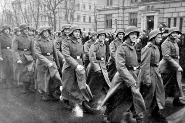 Жертвы Беслана и Герой РФ из Орска Андрей Туркин, Никита Хрущев, англичане и французы восстали против фашистов и день рождения бюстгальтера. День в истории