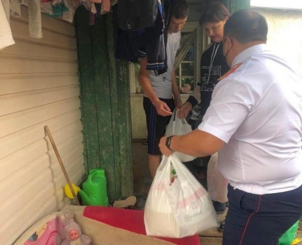 Новотроицкие следователи помогли многодетной семье подготовить детей к школе Новотроицкие следователи помогли многодетной семье подготовить детей к школе