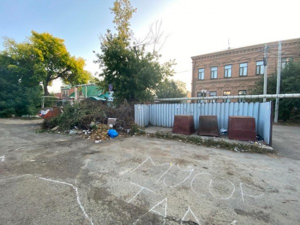 В центре Оренбурга люди живут по соседству с горой мусора