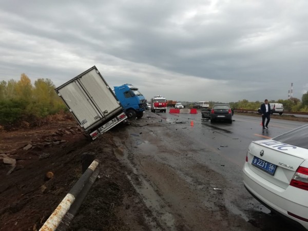 Под Оренбургом большегруз с прицепом столкнулся с легковушкой