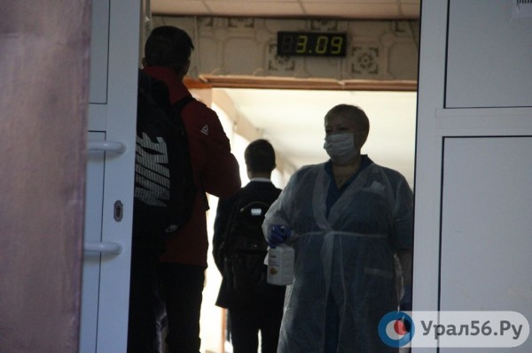 
По всей России ученики стоят в очередях перед школами из-за проверки температуры. Как с этим обстоят дела в Орске? 		