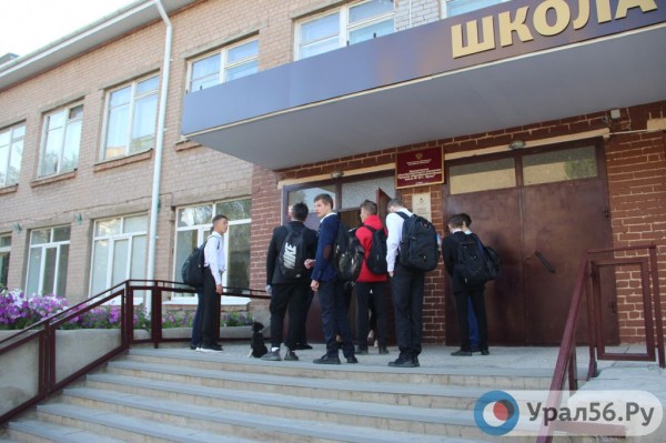 
По всей России ученики стоят в очередях перед школами из-за проверки температуры. Как с этим обстоят дела в Орске? 		