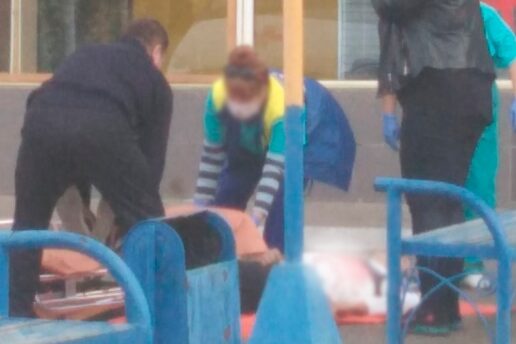 Женщина напала на прохожего возле гостиницы Женщина напала на прохожего возле гостиницы