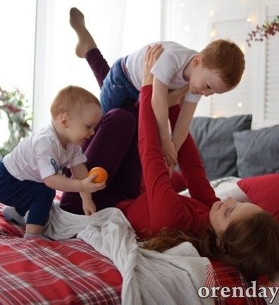 Оренбурженка неделю "живет" под окнами дома, ее не пускают к детям