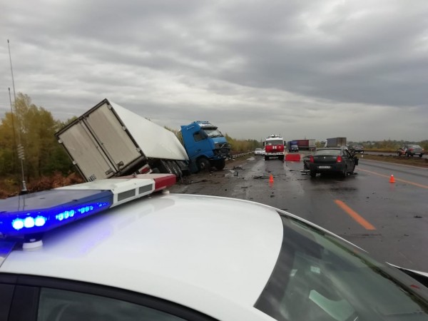Под Оренбургом большегруз с прицепом столкнулся с легковушкой
