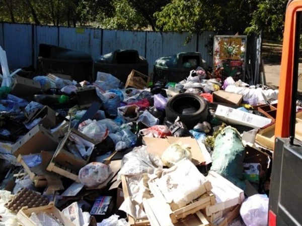 В Оренбурге предприниматели выкидывают мусор на придомовые площадки В Оренбурге предприниматели выкидывают мусор на придомовые площадки