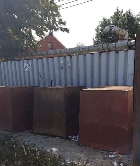 В центре Оренбурга люди живут по соседству с горой мусора