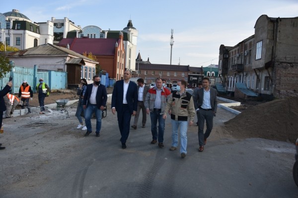 Губернатор Оренбургской области Денис Паслер проверил ход работ по благоустройству набережной реки Урал и ремонту дорог Оренбурга