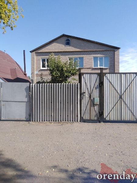 Оренбурженка неделю "живет" под окнами дома, ее не пускают к детям