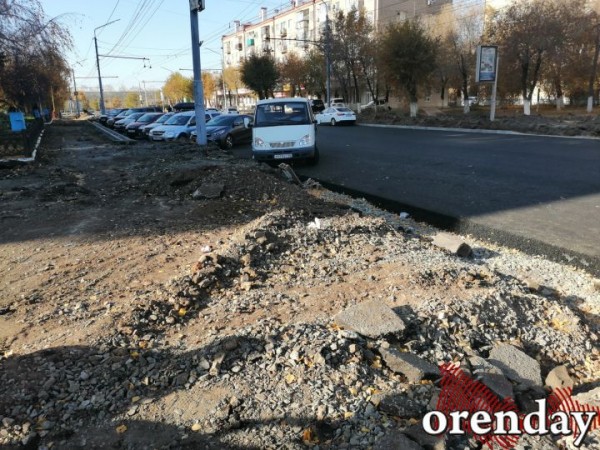 Проезжую часть на Туркестанской почти отремонтировали, а тротуары - нет