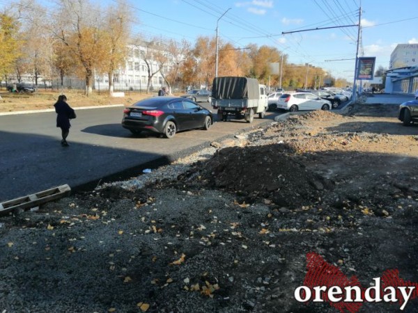 Проезжую часть на Туркестанской почти отремонтировали, а тротуары - нет