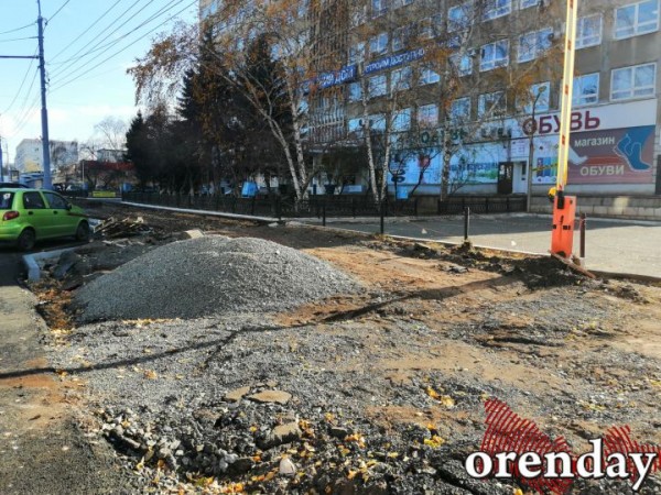 Проезжую часть на Туркестанской почти отремонтировали, а тротуары - нет