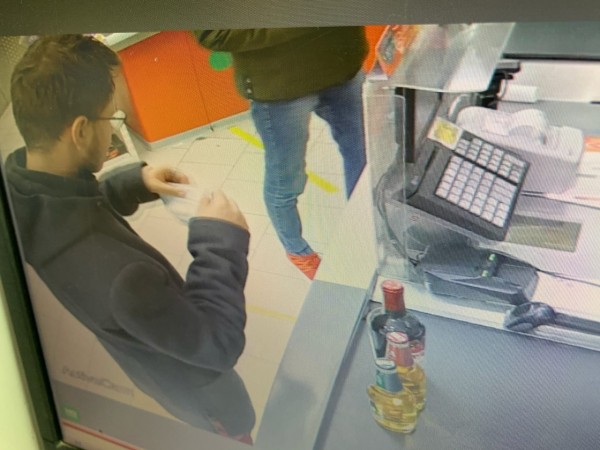 
В Оренбурге неизвестный повредил автомобиль депутата Дениса Батурина, бросив с верхних этажей бутылку		