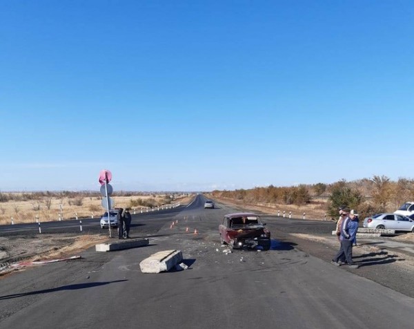 В Новоорском районе водитель "ВАЗа" въехал в бетонные блоки
