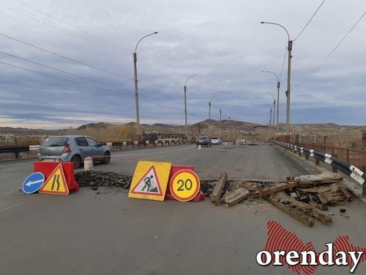 В Медногорске недавно отремонтированный мост снова покрылся огромными трещинами