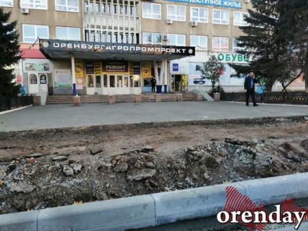 Проезжую часть на Туркестанской почти отремонтировали, а тротуары - нет