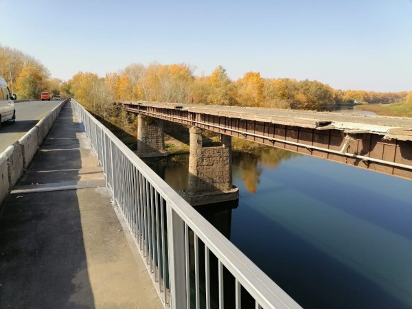 На мосту через Сакмару в Оренбурге завершают установку перил