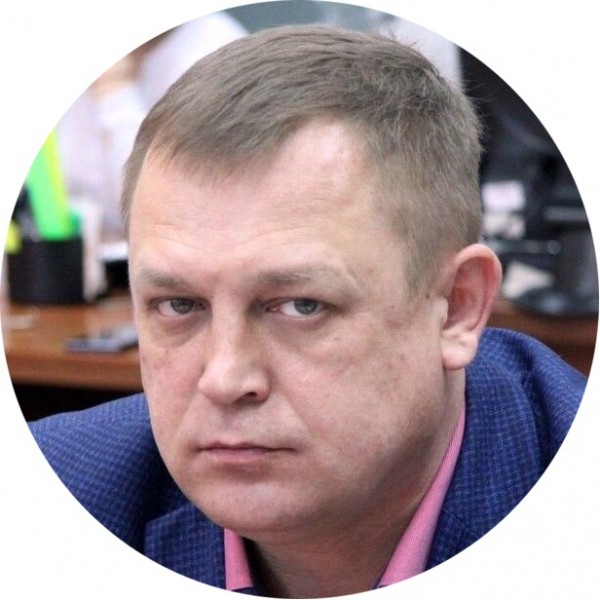 
В Оренбурге неизвестный повредил автомобиль депутата Дениса Батурина, бросив с верхних этажей бутылку		