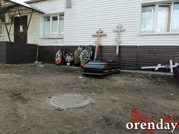 Тела родных из морга оренбуржцы ждут по несколько дней