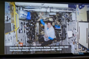 С печатью МКС: космонавт передал оренбургский пуховый платок на хранение в музей ИЗО