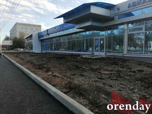 Проезжую часть на Туркестанской почти отремонтировали, а тротуары - нет