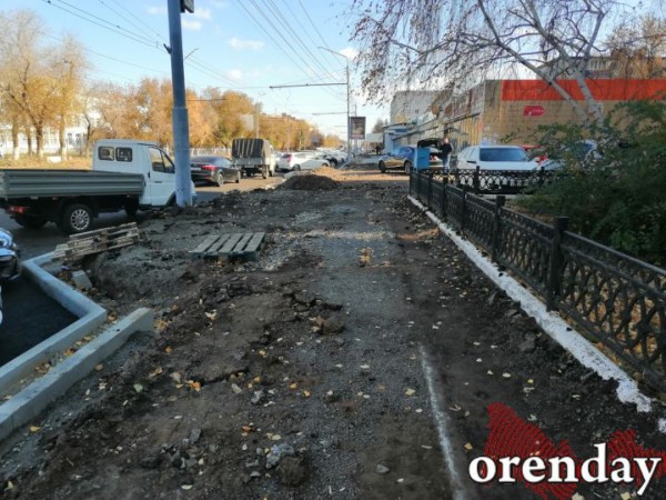 Проезжую часть на Туркестанской почти отремонтировали, а тротуары - нет