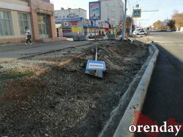 Проезжую часть на Туркестанской почти отремонтировали, а тротуары - нет