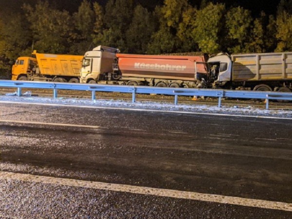 На Нежинском шоссе под Оренбургом столкнулись три большегруза