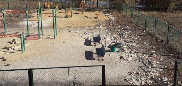 В Медногорске детская площадка становится похожа на свалку