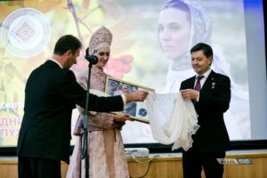 С печатью МКС: космонавт передал оренбургский пуховый платок на хранение в музей ИЗО