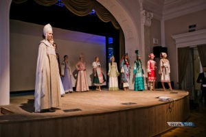 С печатью МКС: космонавт передал оренбургский пуховый платок на хранение в музей ИЗО