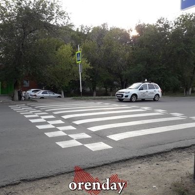 Оренбуржцы продолжают преодолевать препятствия на пути к пешеходным переходам