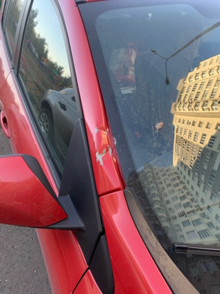 
В Оренбурге неизвестный повредил автомобиль депутата Дениса Батурина, бросив с верхних этажей бутылку		