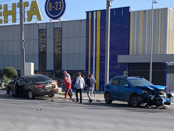 В Оренбурге на перекрестке Чкалова и Уральской столкнулись иномарки