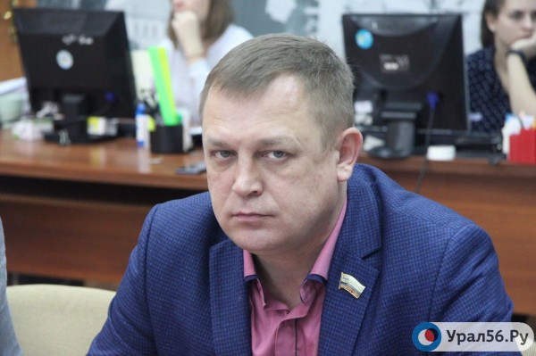 
В Оренбурге неизвестный повредил автомобиль депутата Дениса Батурина, бросив с верхних этажей бутылку		