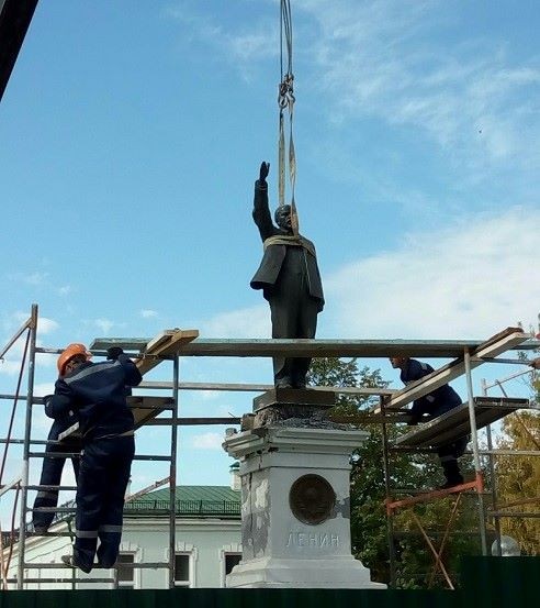 Оренбургским коммунистам ехидно предложили восстановить памятник Ленину за свой счет