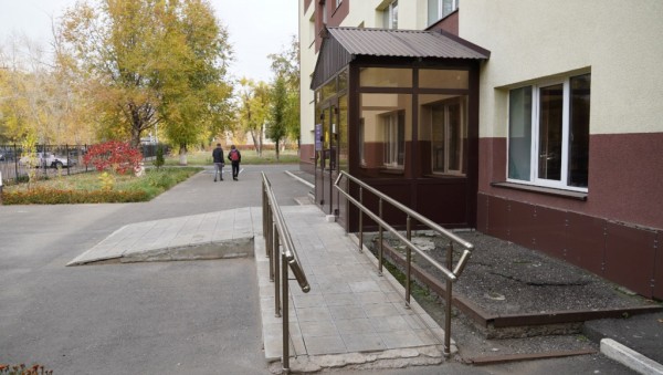 Здания образовательных организаций Оренбурга продолжают адаптироваться для приема инвалидов и маломобильных групп населения