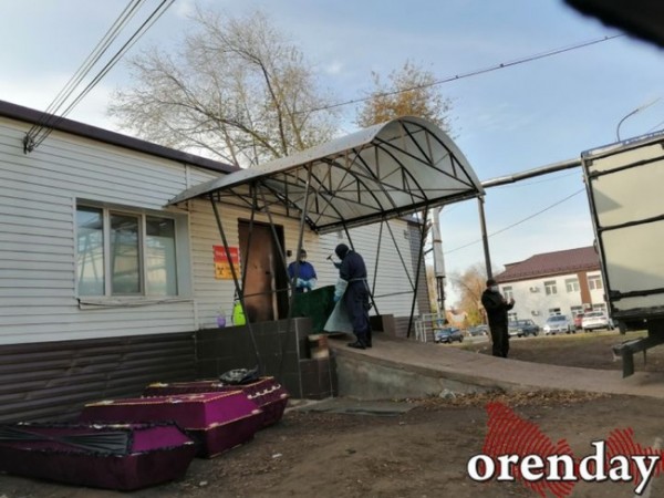 Тела родных из морга оренбуржцы ждут по несколько дней