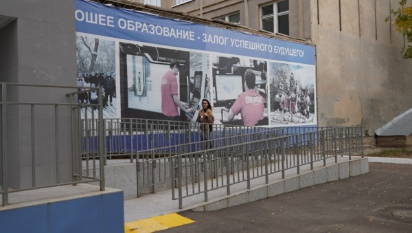 Здания образовательных организаций Оренбурга продолжают адаптироваться для приема инвалидов и маломобильных групп населения