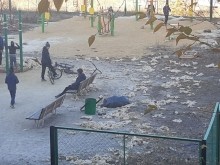 В Медногорске детская площадка становится похожа на свалку