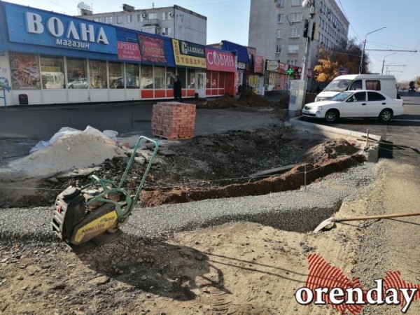 Проезжую часть на Туркестанской почти отремонтировали, а тротуары - нет