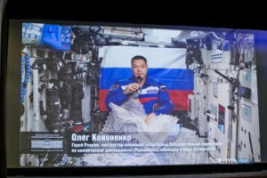 С печатью МКС: космонавт передал оренбургский пуховый платок на хранение в музей ИЗО