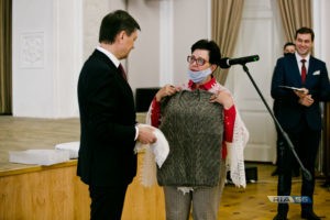 С печатью МКС: космонавт передал оренбургский пуховый платок на хранение в музей ИЗО